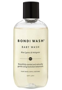 Klarer Flacon mit Bondi Wash Baby Wash, 250ml, mit schwarzem Deckel und Etikett. Der Text hebt die Inhaltsstoffe hervor: Blauer Zypressenbaum und Petitgrain.
