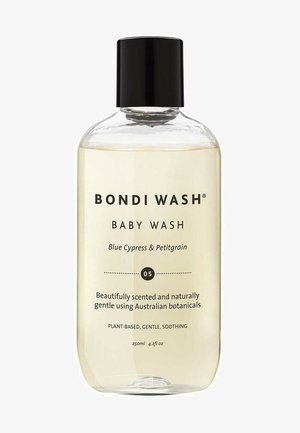 Klarer Flacon mit Bondi Wash Baby Wash, 250ml, mit schwarzem Deckel und Etikett. Der Text hebt die Inhaltsstoffe hervor: Blauer Zypressenbaum und Petitgrain.