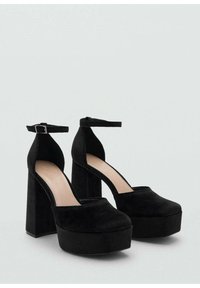 Čierne platformové lodičky z jemného semišu, s vysokým blokovým podpätkom, zaoblenou špičkou a členkovým remienkom so sponou z kovu.