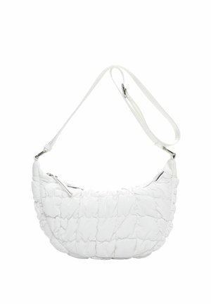 Weiße, gesteppte, halbmondförmige Schultertasche mit verstellbarem Riemen und Reißverschluss oben, freigestellt auf weißem Hintergrund.