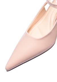 Scarpa rosa chiaro a punta con finitura lucida in vernice, dotata di una sottile cinghia alla caviglia e rivestimento interno liscio. Suola piatta.