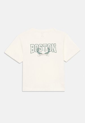 T-shirt blanc à manches courtes avec texte vert "BOSTON" et "VARSITY TEAM" en dessous, avec un graphique de couronne de laurier au centre.