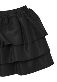 Gonna nera a strati con tre balze ondulate, realizzata in morbido tessuto di satin. Presenta una vita elasticizzata per flessibilità e comfort.