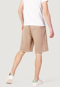 Calvin Klein Jeans MONOLOGO MINERAL DYE J30J322907ACI - Shorts - dark beige