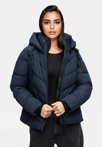 Granatowa kurtka puchowa z kapturem, z pikowanym wzorem, z suwakiem i akcentami w postaci sznurków. Wykonana z gładkiego, izolowanego materiału.