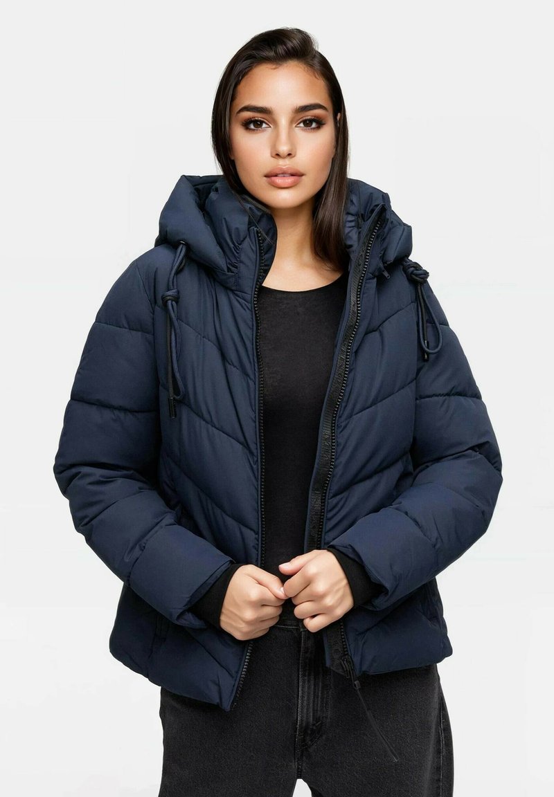 Granatowa kurtka puchowa z kapturem, z pikowanym wzorem, z suwakiem i akcentami w postaci sznurków. Wykonana z gładkiego, izolowanego materiału.