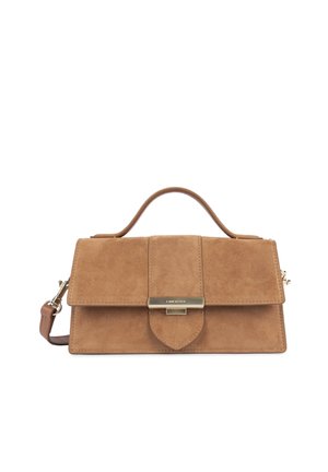 Sac à main rectangulaire en daim marron clair avec poignée supérieure, rabat avant et fermeture à fermoir métal doré, présenté sur fond blanc.