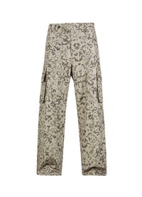 Cargo bukser i lys beige med camouflage mønster, der har flere rummelige sidelommer og en lige ben design.