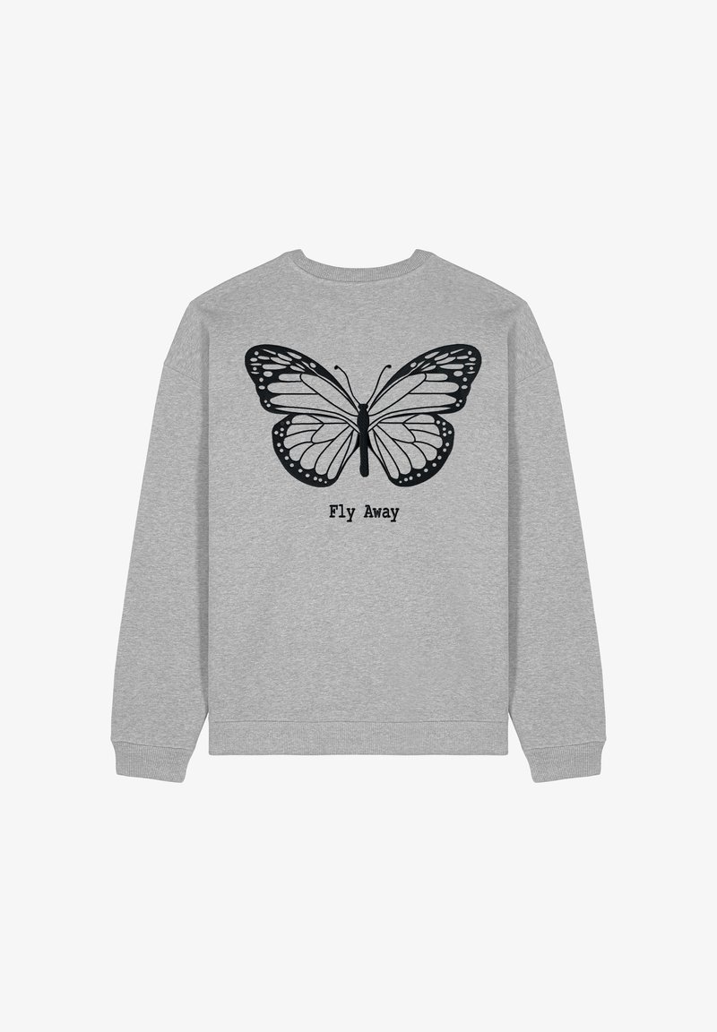 Grijze sweatshirt met een grote zwarte vlinderprint met gedetailleerde vleugels en de tekst "Fly Away" onder het ontwerp.