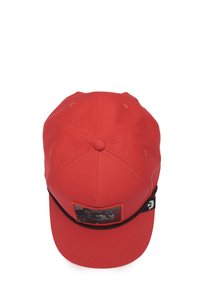 Rote Baseballmütze aus Baumwolle, mit einem Front-Patch und grafischem Design, schwarzem verstellbarem Riemen und Belüftungsöffnungen.