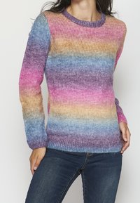 Maglione multicolore con strisce orizzontali in rosa, viola, blu e beige. Tessuto a maglia con colletto a girocollo e maniche lunghe.