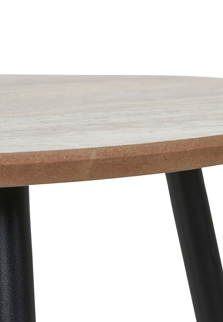 Runder Tisch mit einer hellen Holzplatte und Korkkante, gestützt von drei schwarzen Metallbeinen. Die Oberfläche hat ein glattes, natürliches Finish.