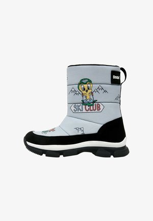Grauer und schwarzer Schneestiefel mit gesteppter Stoffoberfläche, Gummisohle, Cartoon-Charakterdruck und dem Schriftzug "SKI CLUB". Verfügt über eine Lasche zum leichteren Anziehen an der Rückseite.