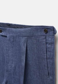 Pantaloni a motivi a spina di pesce blu con due pieghe frontali, una vita piatta e chiusure con bottoni marroni in vita e tasche.