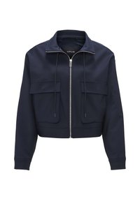 Giacca cropped blu navy con zip frontale, due tasche sul petto, cordini al colletto e una texture liscia e opaca.