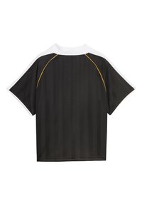 Černý sportovní dres s vertikálními pruhy, bílým límečkem a žlutými švy. Krátké rukávy a uvolněný střih.