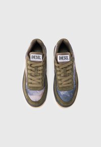 Ζευγάρι αθλητικά παπούτσια Diesel με κορδόνια σε ελιάς πράσινο χρώμα και ανάμεικτα πάνελ υφάσματος σε μπλε και μωβ, από ψηλά σε λευκό φόντο.