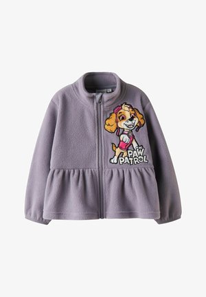 Lilla fliisist lastejope esilukuga ja Paw Patroli tegelase plaastriga vasakul rinnal.