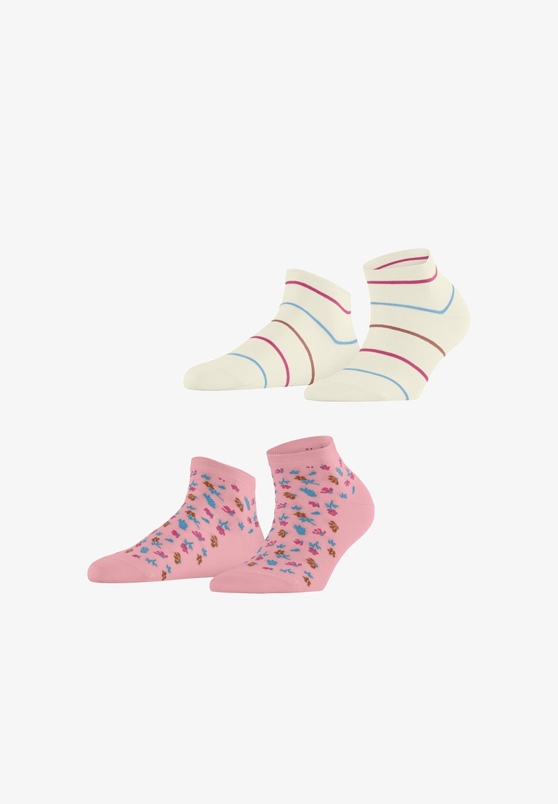 Deux paires de socquettes : une blanche avec de fines rayures courbes rose, bleu et marron ; une rose avec de petits motifs floraux bleus et marron.