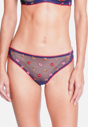 Sous-vêtements transparents bleu marine avec motifs floraux brodés, bordure rouge festonnée le long de la ceinture et des ouvertures des jambes, offrant une couvrance modérée.