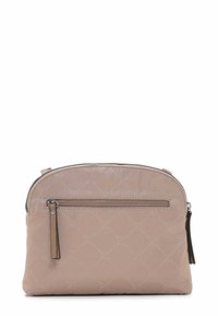 Borsa in tessuto trapuntato beige con tasca frontale con zip, linguette in pelle e chiusura superiore a zip su sfondo bianco.