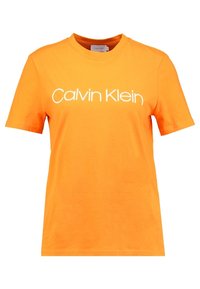 Camiseta de algodón naranja con cuello redondo, mangas cortas y un logo blanco de "Calvin Klein" impreso en el frente.