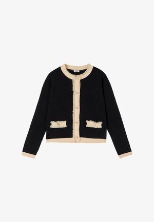 Schwarzer, gerippter Strickcardigan mit beigem Fransenbesatz, Knopfverschluss und zwei vorderen Taschen mit Knöpfen und Fransenverzierung.