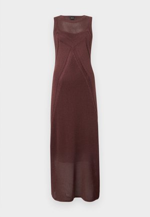 Vestido largo marrón sin mangas de punto con patrones geométricos calados y escote redondo.