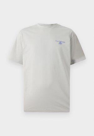 Šviesiai pilkas medvilnės marškinėlis su trumpomis rankovėmis, apvaliu iškirpimu ir mažu mėlynu logotipu kairėje krūtinės pusėje. Lygus paviršius.