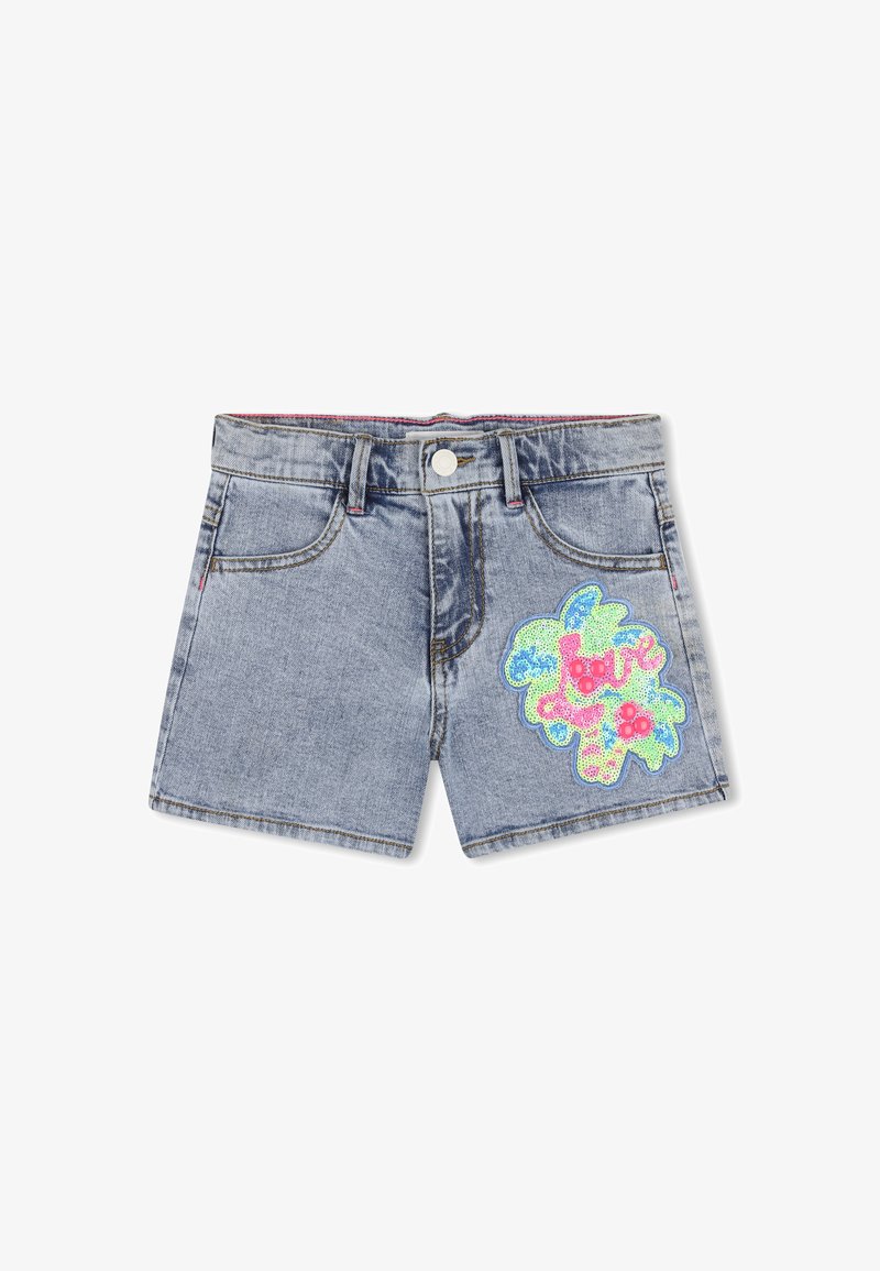Shorts en denim bleu clair avec une finition délavée, ornés d'un patch de sequins colorés en rose et vert sur la jambe gauche.