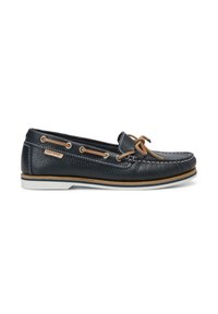 Chaussure bateau en cuir noir avec nœud de lacet marron, coutures blanches et semelle en caoutchouc blanche avec rayures beige et marine.