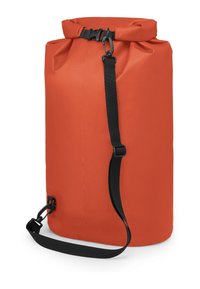 Borsa secca arancione cilindrica con chiusura a rotolo e tracolla nera regolabile fissata ai lati.