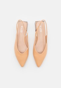 Beige slingbackklackar med spetsig tå, slät lädertextur, genomskinlig blockklack och en präglad logotyp på innersulan.