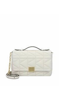 Gevulde witte handtas met een zwart rand, voorzien van een logo in goudkleurige hardware, een afneembare kettingriem en een geometrisch gestikt patroon.