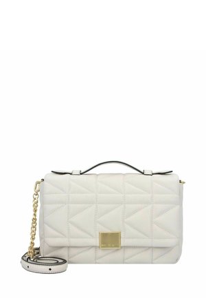 Sac à main blanc matelassé avec un contour noir, doté d'un logo en métal doré, d'une bandoulière en chaîne amovible et d'un motif géométrique cousu.