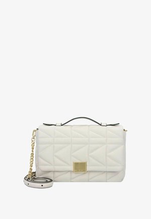Gep quiltete weiße Handtasche mit schwarzem Besatz, ausgestattet mit einem goldfarbenen Hardware-Logo, abnehmbarem Kettenriemen und geometrischem gestepptem Muster.