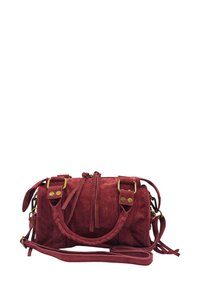 Sac à main en daim rouge avec une forme cylindrique compacte, des accents en cuir, une poignée tressée et une bandoulière ajustable, doté de quincaillerie dorée.