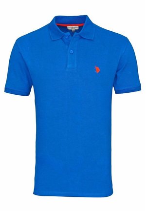 Polo shirt en coton bleu avec un col classique, une patte de boutonnage à deux boutons et un logo orange sur la poitrine gauche. Manches courtes, couleur unie.