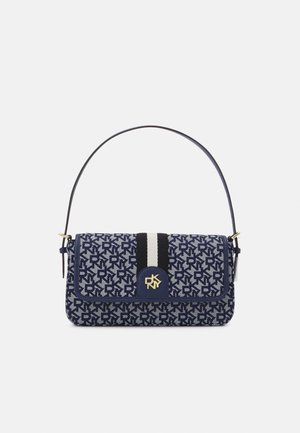Rechteckige Handtasche in Marineblau und Grau mit kurzem Riemen, schwarz-weißem Mittelstreifen und goldenem DKNY-Logo auf der Vorderklappe.