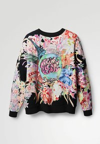 Sweatshirt noir avec des impressions florales colorées et de paysage urbain. Il présente un col rond et des poignets côtelés. Les éléments de design notables incluent des graphiques centraux.