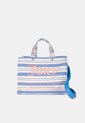 Streifentasche aus blauem Stoff mit pinken Akzenten, versehen mit dem "Juicy"-Logo und dem Text "Est. Los Angeles"; beinhaltet doppelte Griffe und einen abnehmbaren blauen Gurt.