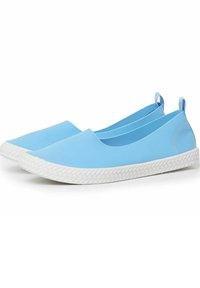 Zapatillas de color azul claro sin cordones, fabricadas con un material suave, que cuentan con una suela de goma blanca con un patrón texturizado y dos tiradores en la parte trasera.