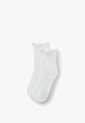 Dos calcetines blancos con volantes hasta la altura del tobillo, con un delicado patrón tipo encaje, colocados planos sobre un fondo blanco.