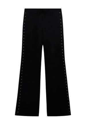 Czarne spodnie o szerokich nogawkach wykonane z gładkiego materiału, z metalowymi ćwiekami wzdłuż szwów bocznych dla ozdoby. Płaski pas, bez kieszeni.