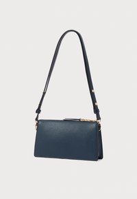 Sac à main en cuir bleu marine avec une finition texturée. Il dispose d'une longue bandoulière réglable et de quincailleries dorées, de forme rectangulaire avec une fermeture éclair.