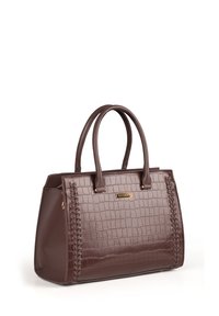 Borsa a tracolla in ecopelle marrone con texture a coccodrillo, manici rotondi doppi e dettagli intrecciati decorativi sui lati. Dettaglio del logo in oro.