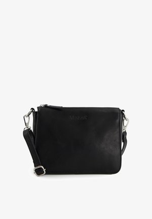 Sort lædertaske med skulderrem, lynlåslukning øverst, justerbar strop og præget logo. Glat tekstur og minimalistisk rektangulært design.