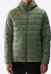 Grüne gepolsterte Jacke mit Kapuze, horizontaler Steppung, Reißverschluss an der Vorderseite und elastischen Bündchen, aus leichtem, wasserabweisendem Material gefertigt.