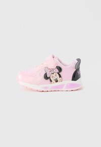 Chaussures de sport roses en matériau synthétique, avec un design Minnie Mouse, une bride ajustable et des semelles arrondies avec des accents violets.