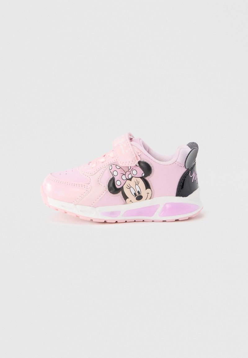 Chaussures de sport roses en matériau synthétique, avec un design Minnie Mouse, une bride ajustable et des semelles arrondies avec des accents violets.